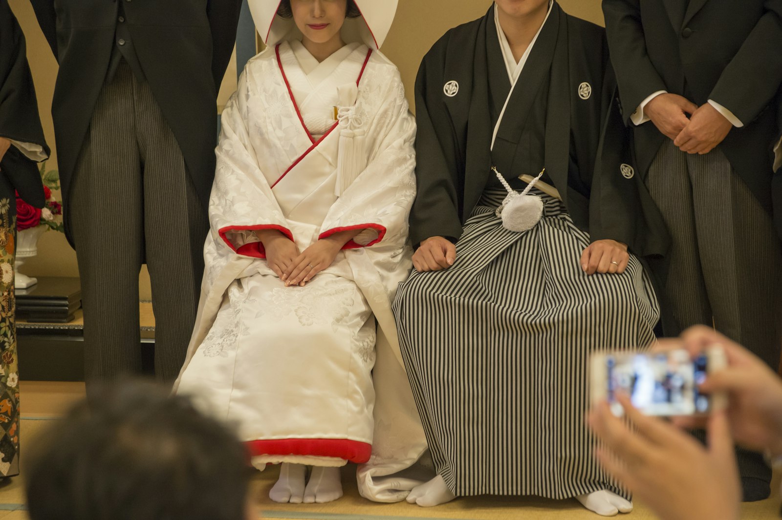 お寺の本堂前で並ぶ一族の写真