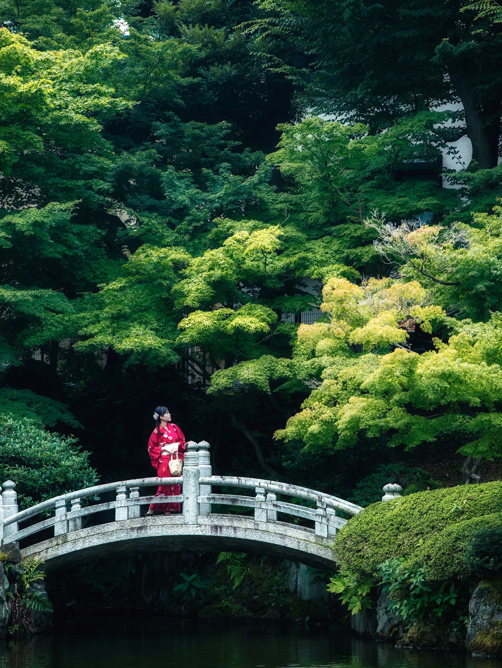 お清めのあと、お寺の庭で